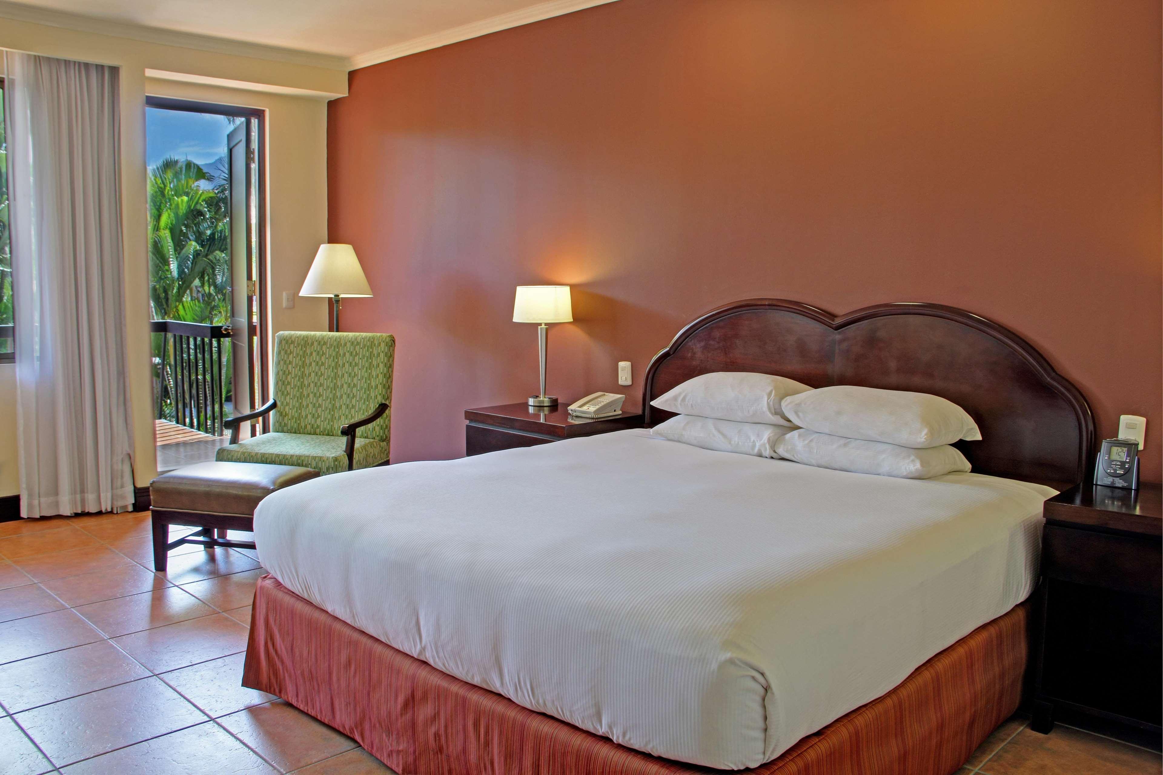 Hilton Cariari Doubletree San Jose - Costa Rica Hotel Luaran gambar A bedroom at the Hilton San Diego Bayfront