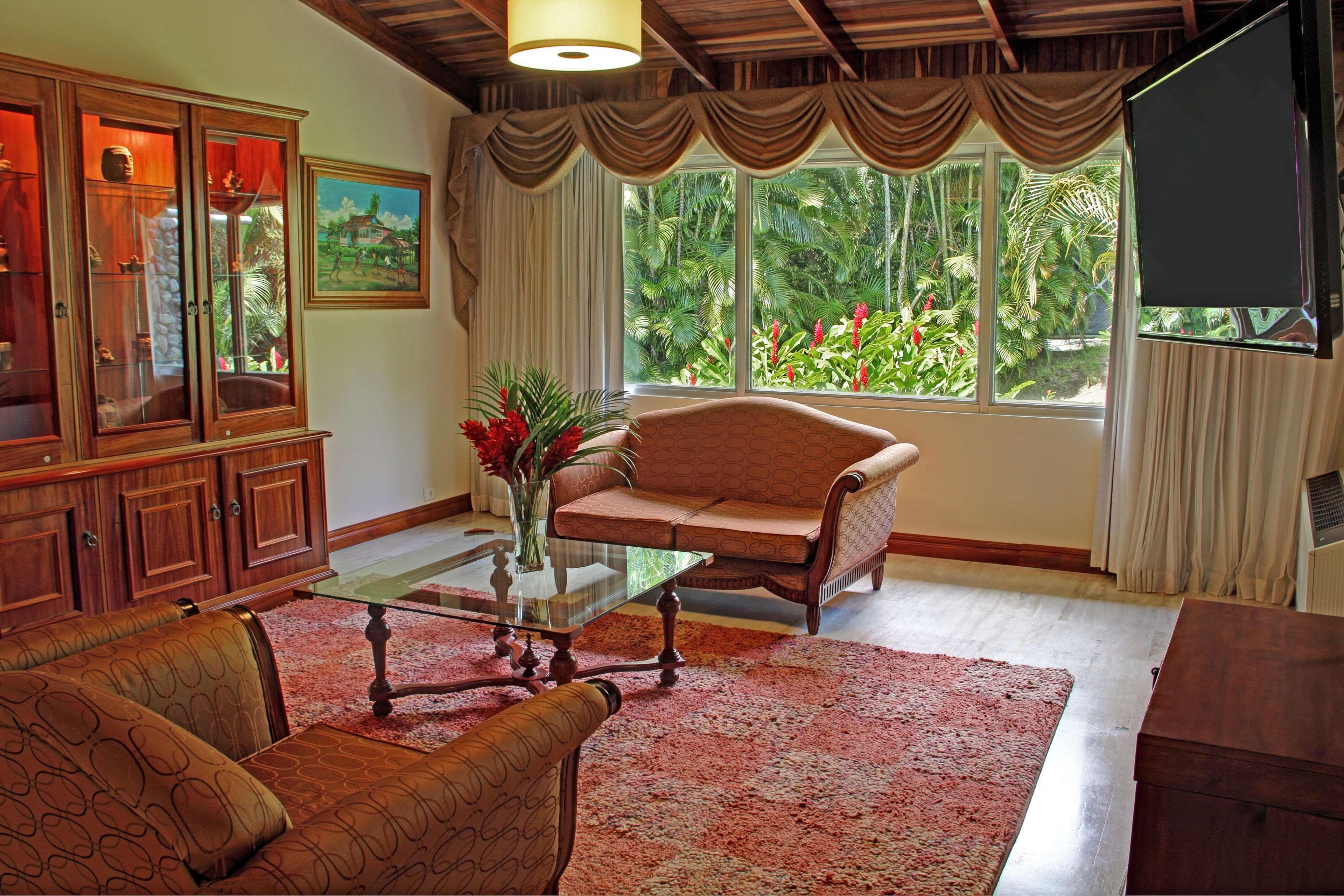 Hilton Cariari Doubletree San Jose - Costa Rica Hotel Luaran gambar A living room